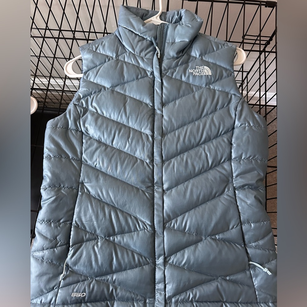puff north face vest in icy blue barely worn like new